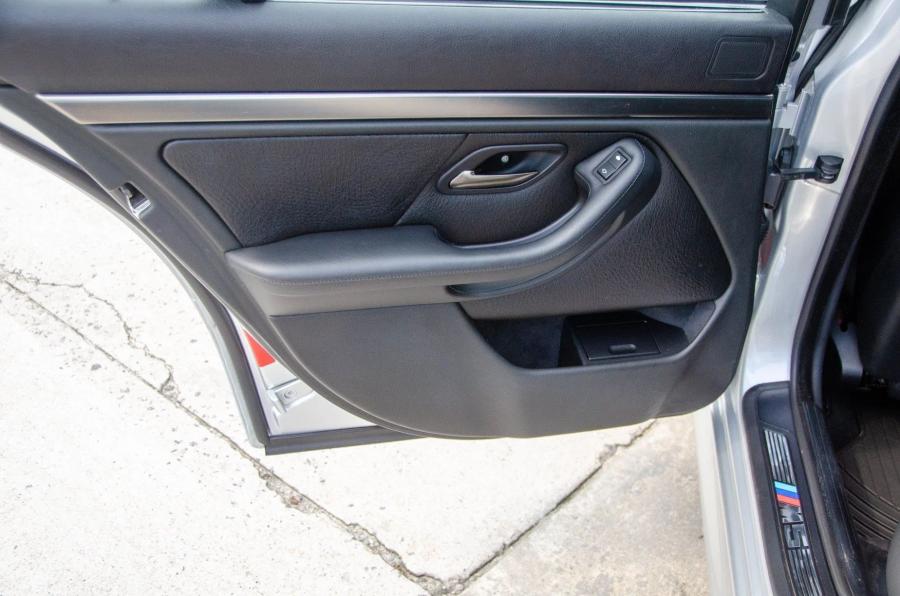 Детали интерьера BMW M5 (E39) 2003 года  (фото 140 из 148)